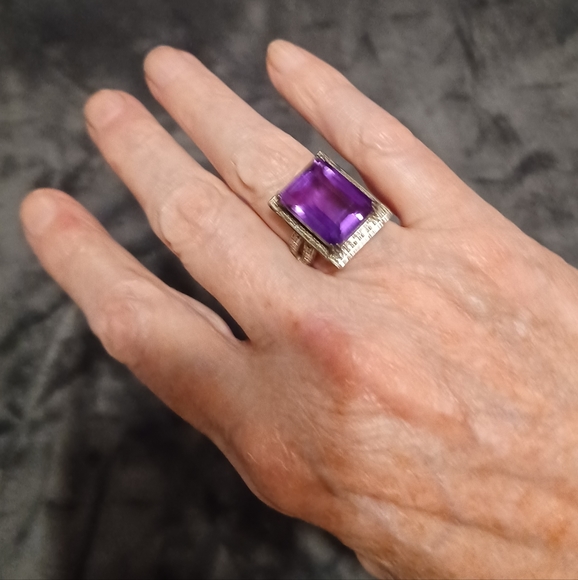 Amethyst 925 sterling silver ring. Size 7. Emerald cut. Lg. stone. - Picture 5 of 6